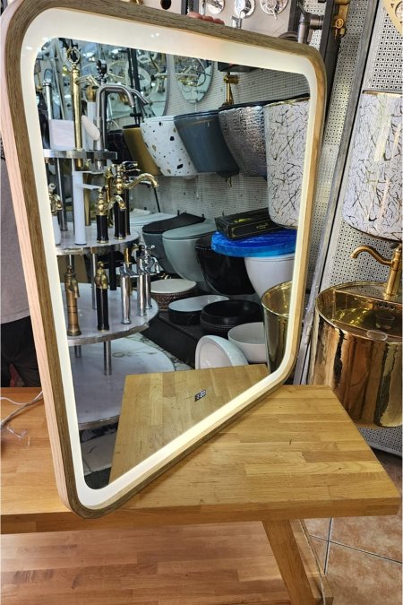 مراية LED مستطيلة بإطار خشبي أنيق